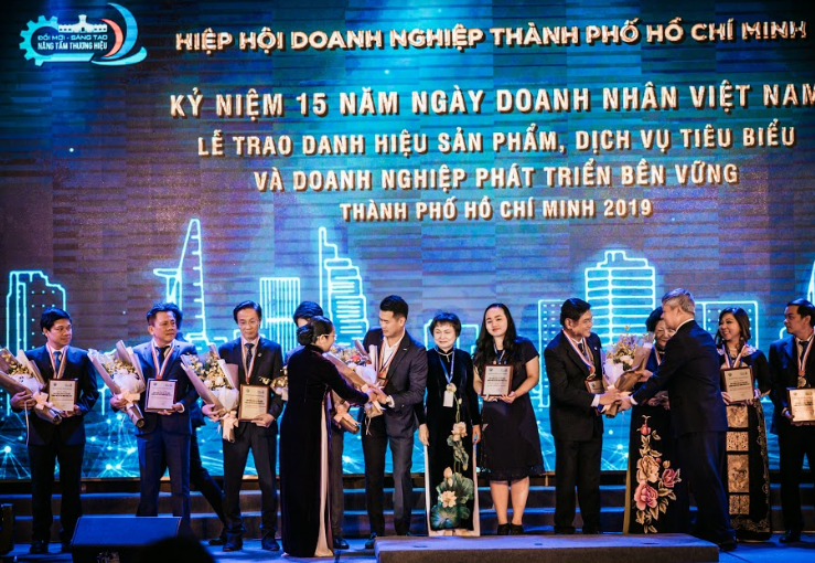 Phó Giám Đốc IPPG nhận giải Sản Phẩm Dịch Vụ Tiêu biểu 2019